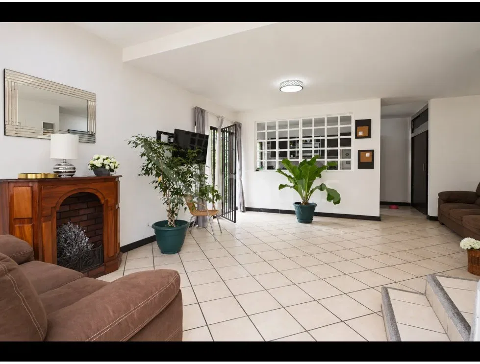 Casa en venta en Condominio cerca de Distrito 4, photo 3