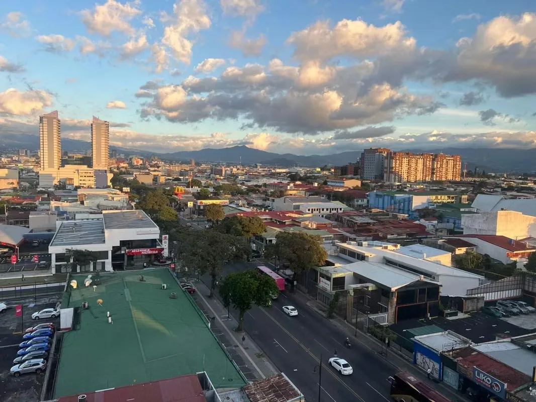 Ubicación estratégica: Situado en una de las avenidas más céntricas de San José, con acceso inmediato a bancos, restaurantes, transporte público y una amplia variedad de ..., photo 2