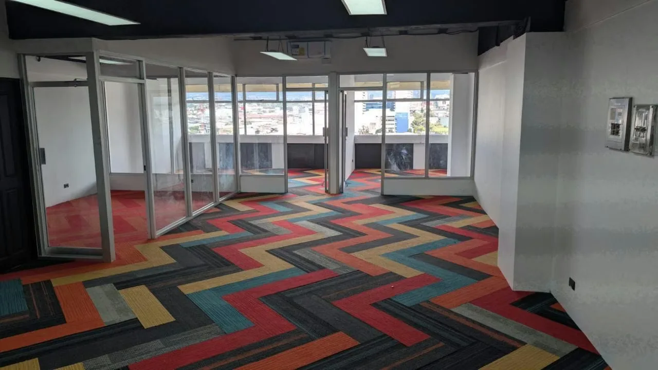 Ubicación estratégica: Situado en una de las avenidas más céntricas de San José, con acceso inmediato a bancos, restaurantes, transporte público y una amplia variedad de ..., photo 16