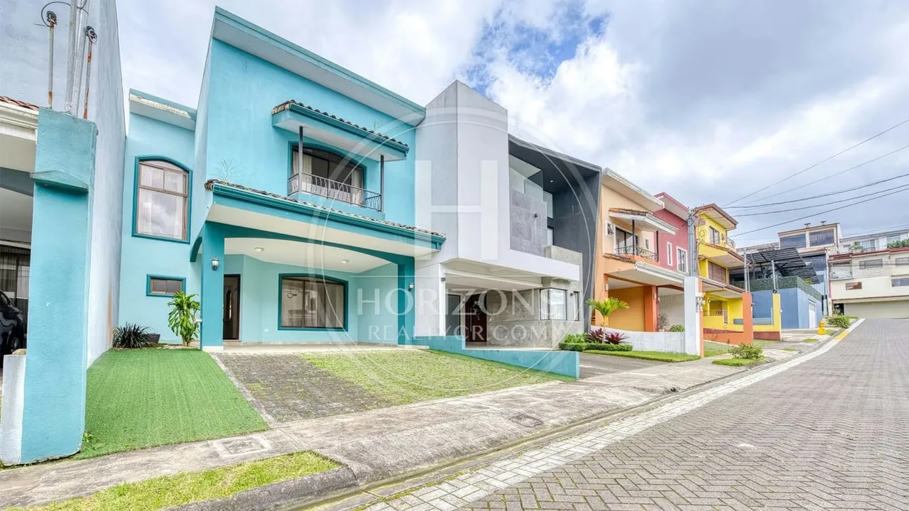 Precio de venta: 150.000.000 Colones – Área de terreno: 249 m² – Área de construcción: 350 m² Año de construcción:2017 – Cuota de condominio: 60.000 Colones – ...