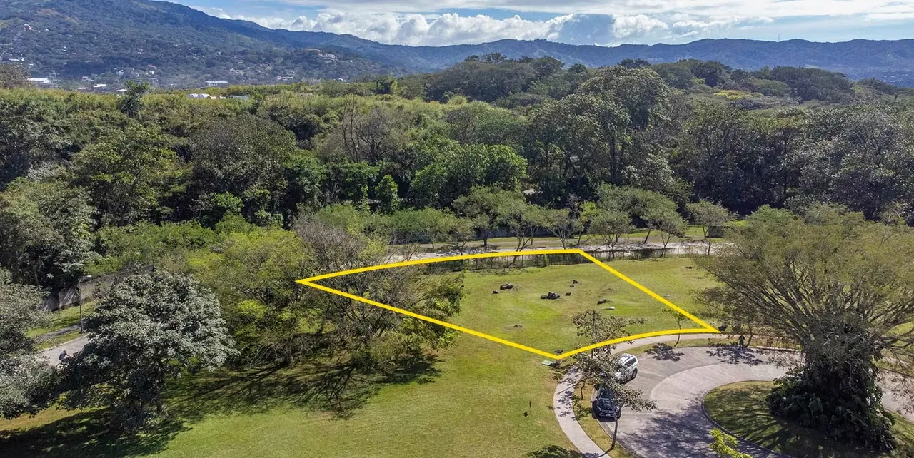 For Sale flat lot in Hacienda Espinal