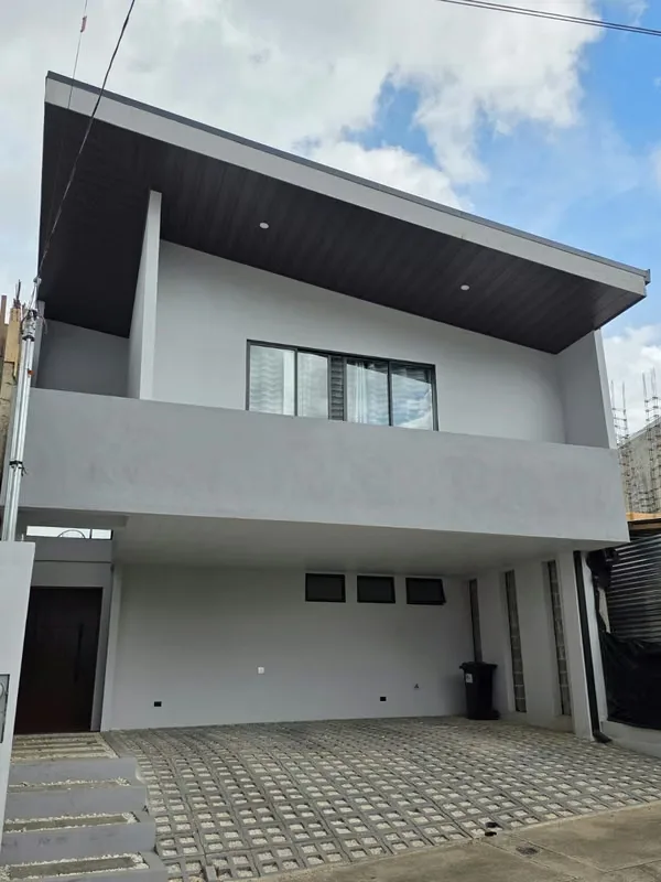 Se vende hermosa casa moderna en Condominio Distrito San Juan, con un lote de 202 m² y 162 m² de construcción. La propiedad fue construida hace apenas un año, por lo que se ...