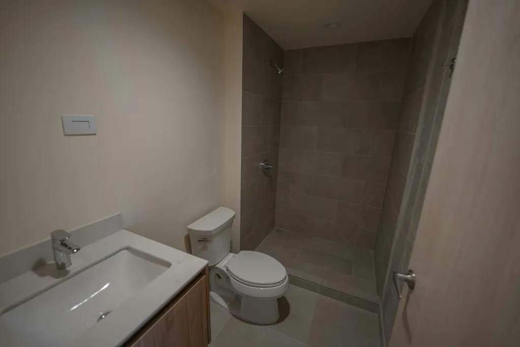 Este apartamento se encuentra en el piso 4 de una torre boutique de únicamente seis niveles y ..., photo 4