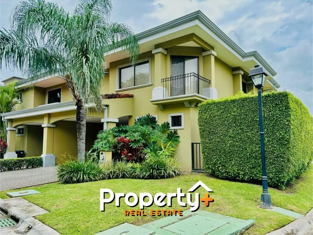 Descubra esta excepcional casa en condominio ubicada en la prestigiosa zona de Pozos, Santa Ana, diseñada para quienes buscan una propiedad espaciosa y con alto potencial de ...
