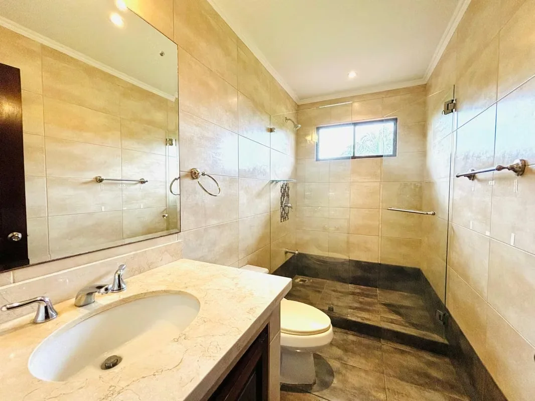 Descubra esta excepcional casa en condominio ubicada en la prestigiosa zona de Pozos, Santa Ana, diseñada para quienes buscan una propiedad espaciosa y con alto potencial de ..., photo 2