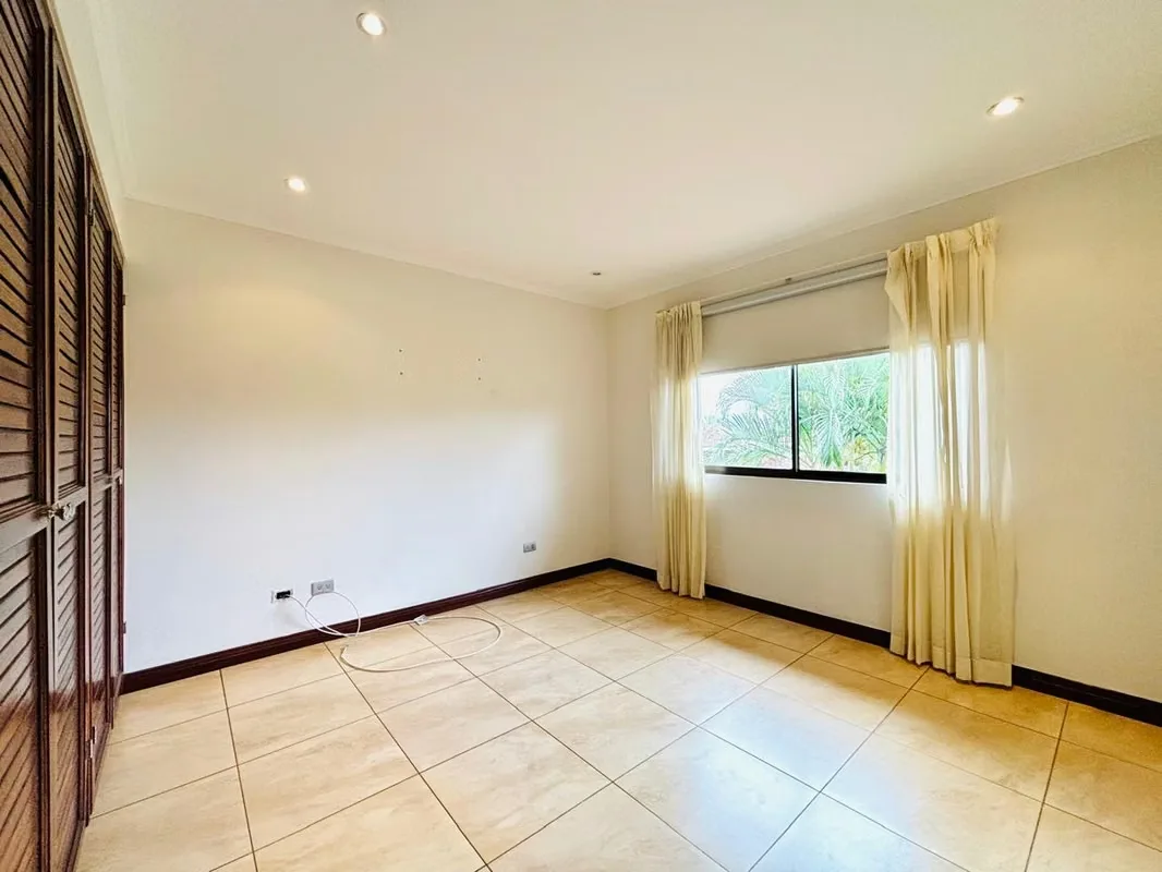 Descubra esta excepcional casa en condominio ubicada en la prestigiosa zona de Pozos, Santa Ana, diseñada para quienes buscan una propiedad espaciosa y con alto potencial de ..., photo 12