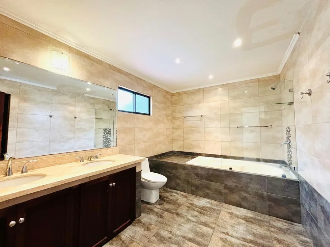 Descubra esta excepcional casa en condominio ubicada en la prestigiosa zona de Pozos, Santa Ana, diseñada para quienes buscan una propiedad espaciosa y con alto potencial de ..., photo 14