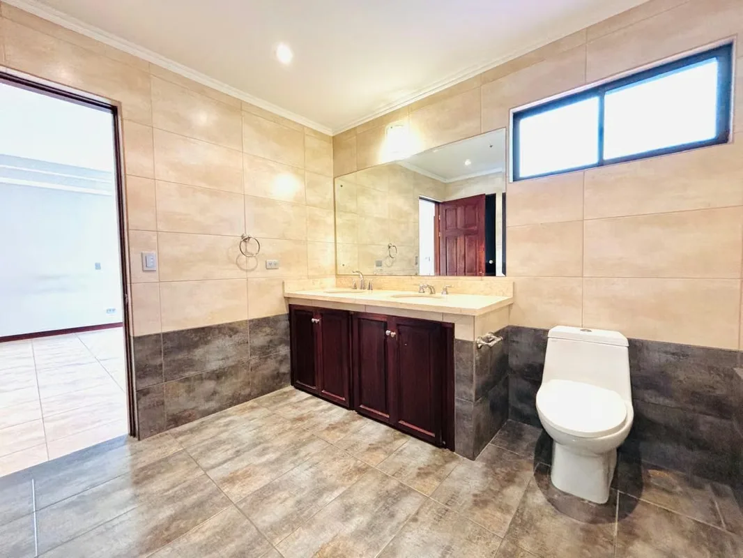 Descubra esta excepcional casa en condominio ubicada en la prestigiosa zona de Pozos, Santa Ana, diseñada para quienes buscan una propiedad espaciosa y con alto potencial de ..., photo 16