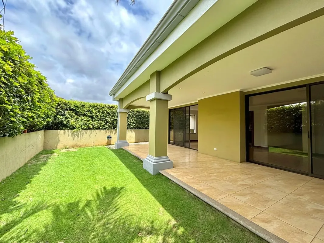 Descubra esta excepcional casa en condominio ubicada en la prestigiosa zona de Pozos, Santa Ana, diseñada para quienes buscan una propiedad espaciosa y con alto potencial de ..., photo 3