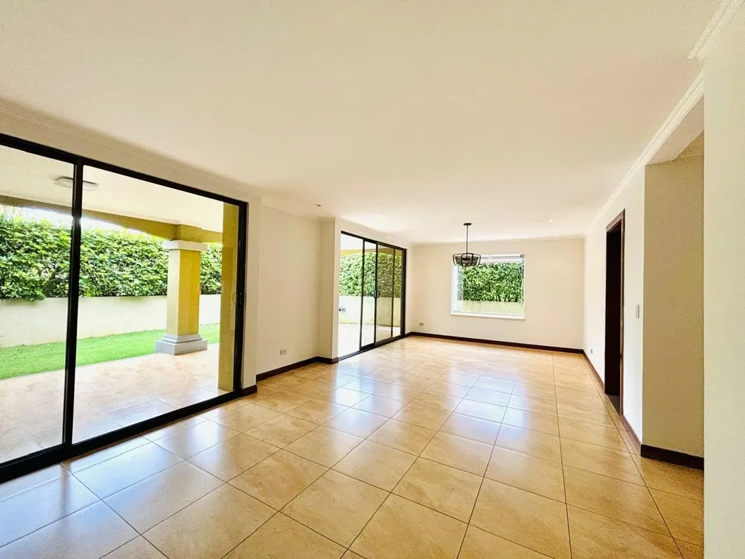 Descubra esta excepcional casa en condominio ubicada en la prestigiosa zona de Pozos, Santa Ana, diseñada para quienes buscan una propiedad espaciosa y con alto potencial de ..., photo 4