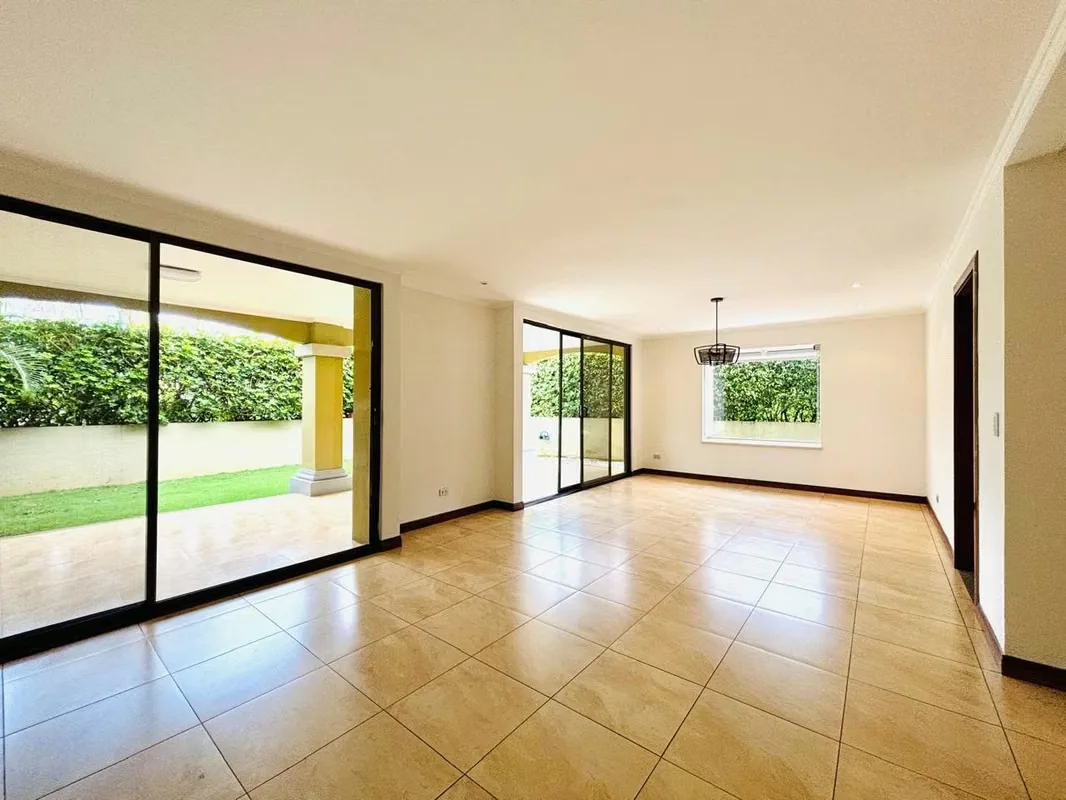 Descubra esta excepcional casa en condominio ubicada en la prestigiosa zona de Pozos, Santa Ana, diseñada para quienes buscan una propiedad espaciosa y con alto potencial de ..., photo 5