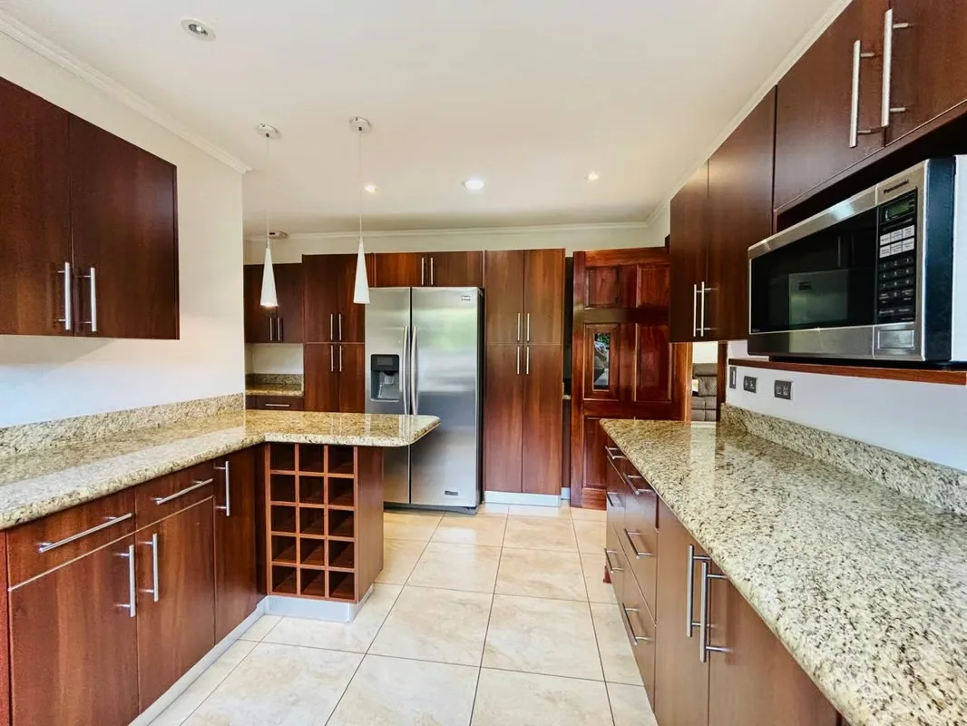 Descubra esta excepcional casa en condominio ubicada en la prestigiosa zona de Pozos, Santa Ana, diseñada para quienes buscan una propiedad espaciosa y con alto potencial de ..., photo 6