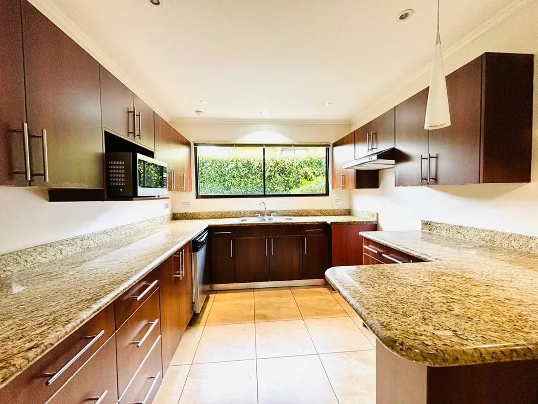 Descubra esta excepcional casa en condominio ubicada en la prestigiosa zona de Pozos, Santa Ana, diseñada para quienes buscan una propiedad espaciosa y con alto potencial de ..., photo 7