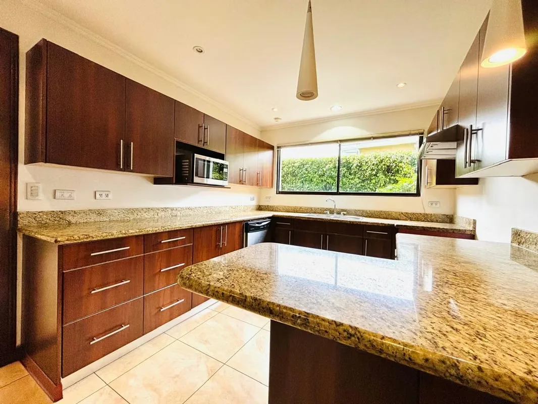 Descubra esta excepcional casa en condominio ubicada en la prestigiosa zona de Pozos, Santa Ana, diseñada para quienes buscan una propiedad espaciosa y con alto potencial de ..., photo 8