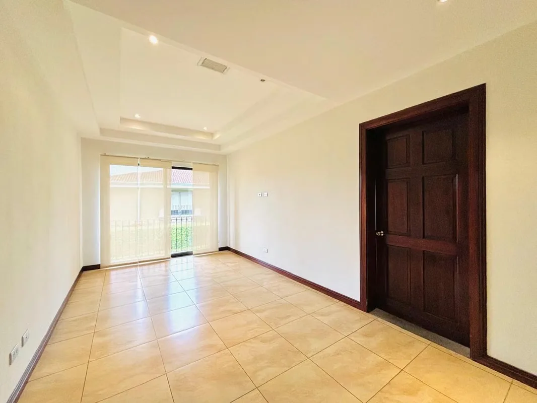 Descubra esta excepcional casa en condominio ubicada en la prestigiosa zona de Pozos, Santa Ana, diseñada para quienes buscan una propiedad espaciosa y con alto potencial de ..., photo 9