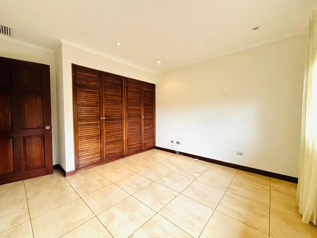 Descubra esta excepcional casa en condominio ubicada en la prestigiosa zona de Pozos, Santa Ana, diseñada para quienes buscan una propiedad espaciosa y con alto potencial de ..., photo 10
