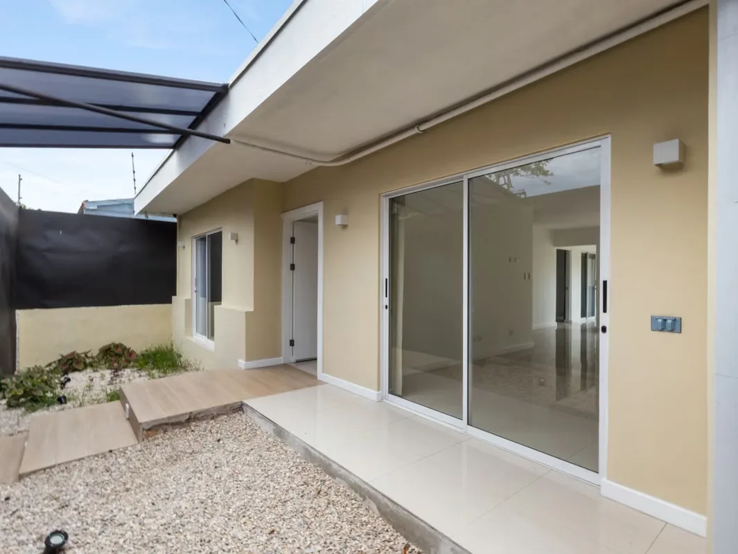 Hermosa casa de un nivel, completamente renovada, ubicada en Francisco Peralta, una zona estratégica de San José, ideal para vivienda, oficinas, consultorios, academia, centro de ...