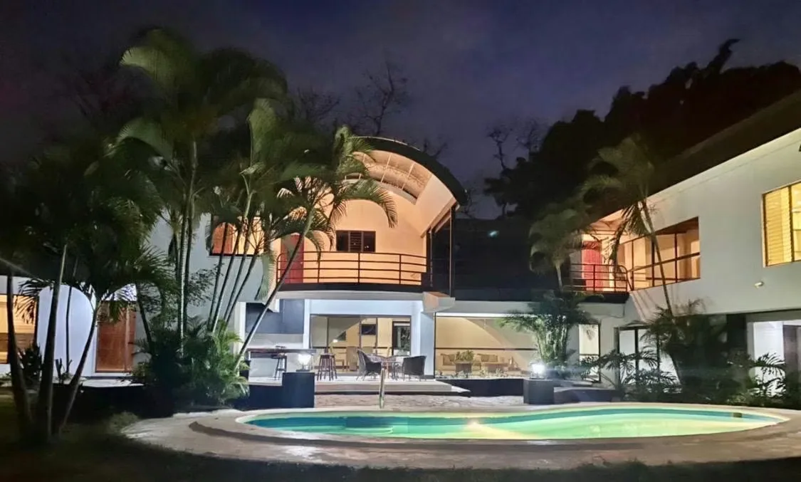 House for rent in Guachipelín, Escazú: 5 bedrooms, pool, gardens, 2,174 m² lot, minutes from Multiplaza. $4,500.