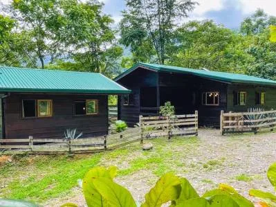Chalet de montaña en una finca de 2,5 hectáreas con establos y vistas panorámicas.