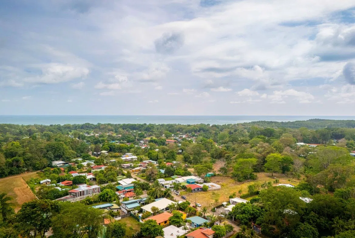 PROPERTY WITH FIVE BEDROOMS NEAR THE BEACH IN BAHIA BALLENA – 0.1 ACRES, photo 6
