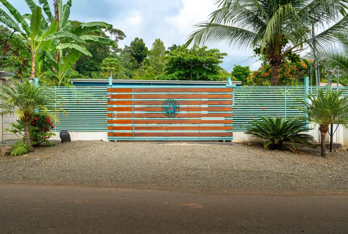 PROPERTY WITH FIVE BEDROOMS NEAR THE BEACH IN BAHIA BALLENA – 0.1 ACRES, photo 8
