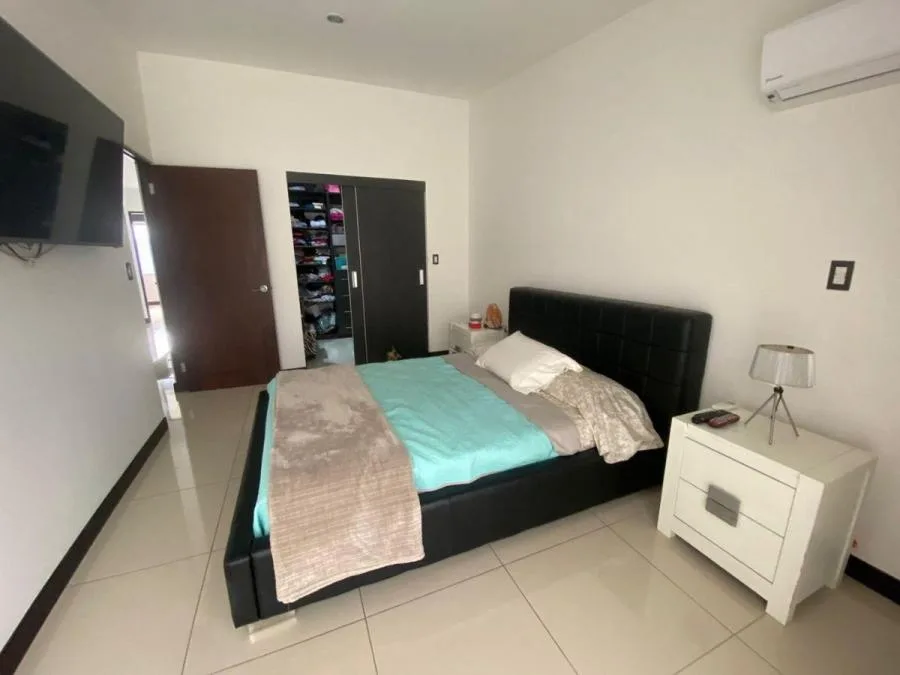 Casa en venta de dos niveles con amplio patio ideal para la familia #24-119 GS - Venta en Santa Ana, photo 3