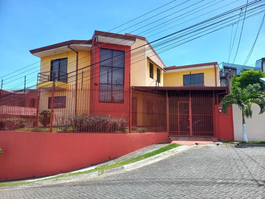 CASA + APARTAMENTO EN VENTA EN GUADALUPE SAN JOSÈ - Venta en Goicoechea