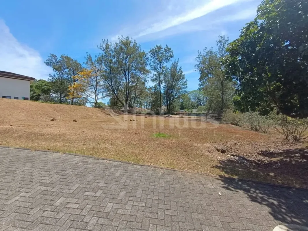 Lote plano con excelente ubicación, dentro de condominio en la bella Hacienda Los Reyes, donde podrá disfrutar el verde del campo a pocos minutos de la ciudad.