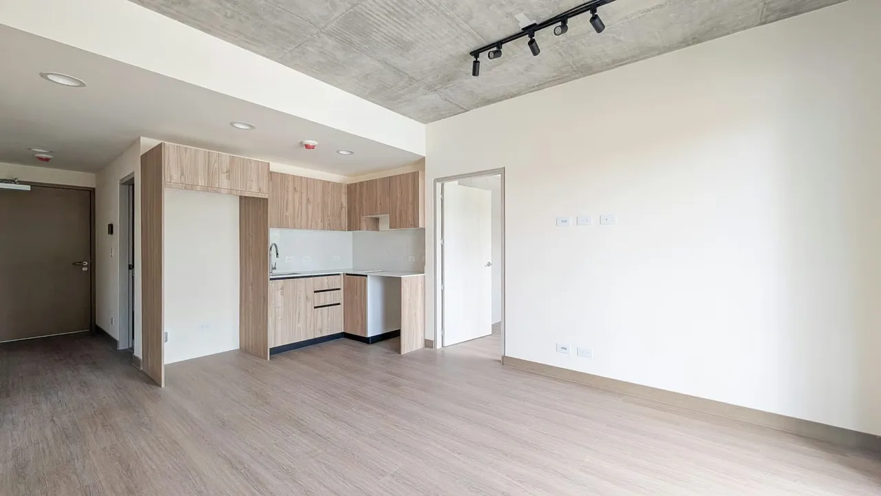 Disfruta de la mejor vista a las montañas de Heredia en este hermoso apartamento de dos habitaciones ubicado en el exclusivo proyecto Jane Nunciatura. Con un diseño pensado para tu ...