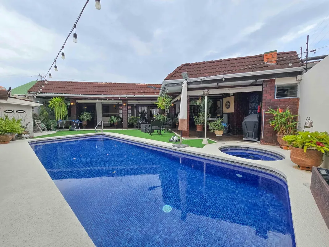 En Venta – Casa de Una Planta con Piscina privada en Bello Horizonte de Escazú (por Calle Los Alemanes)