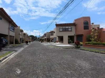 Amplia Casa Familiar con Jardín y Piscina en Condominio Llorente, Tibás, photo 4
