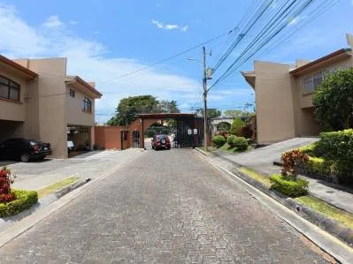 Amplia Casa Familiar con Jardín y Piscina en Condominio Llorente, Tibás, photo 10