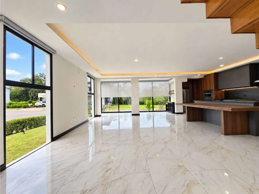 Casa esquinera en Condominio en Hacienda Los Reyes