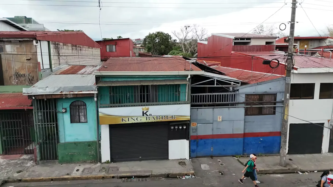 Barrio La Cruz, San José A tan solo 50 metros de Distribuidora La Cruz y ubicada sobre calle principal, en una zona de alto flujo vehicular y peatonal.