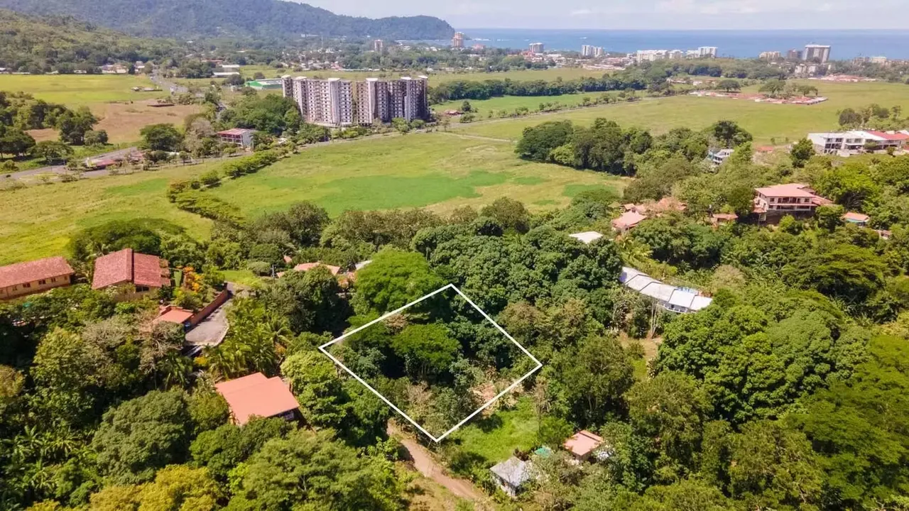 Discover an exceptional opportunity to acquire a piece of paradise in Playa Jaco, Garabito, Costa Rica. This 764 m² lot, nestled in the serene and lush landscapes of Puntarenas, offers ...