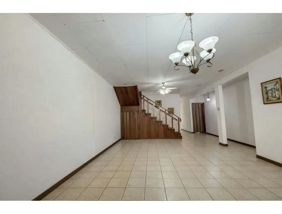 Este inmueble ofrece una excelente combinación de ubicación, visibilidad y funcionalidad, ideal para empresas y ...