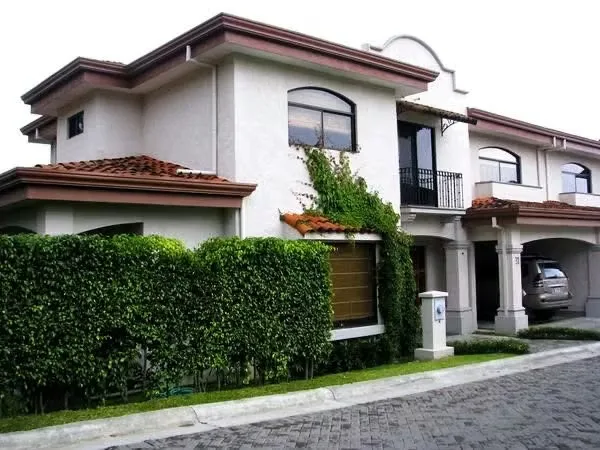 Casa de amplios espacios y acabados de lujo, ubicada en un condominio exclusivo que combina la cercanía a la vida urbana con un entorno residencial alejado del movimiento y el ruido de ...