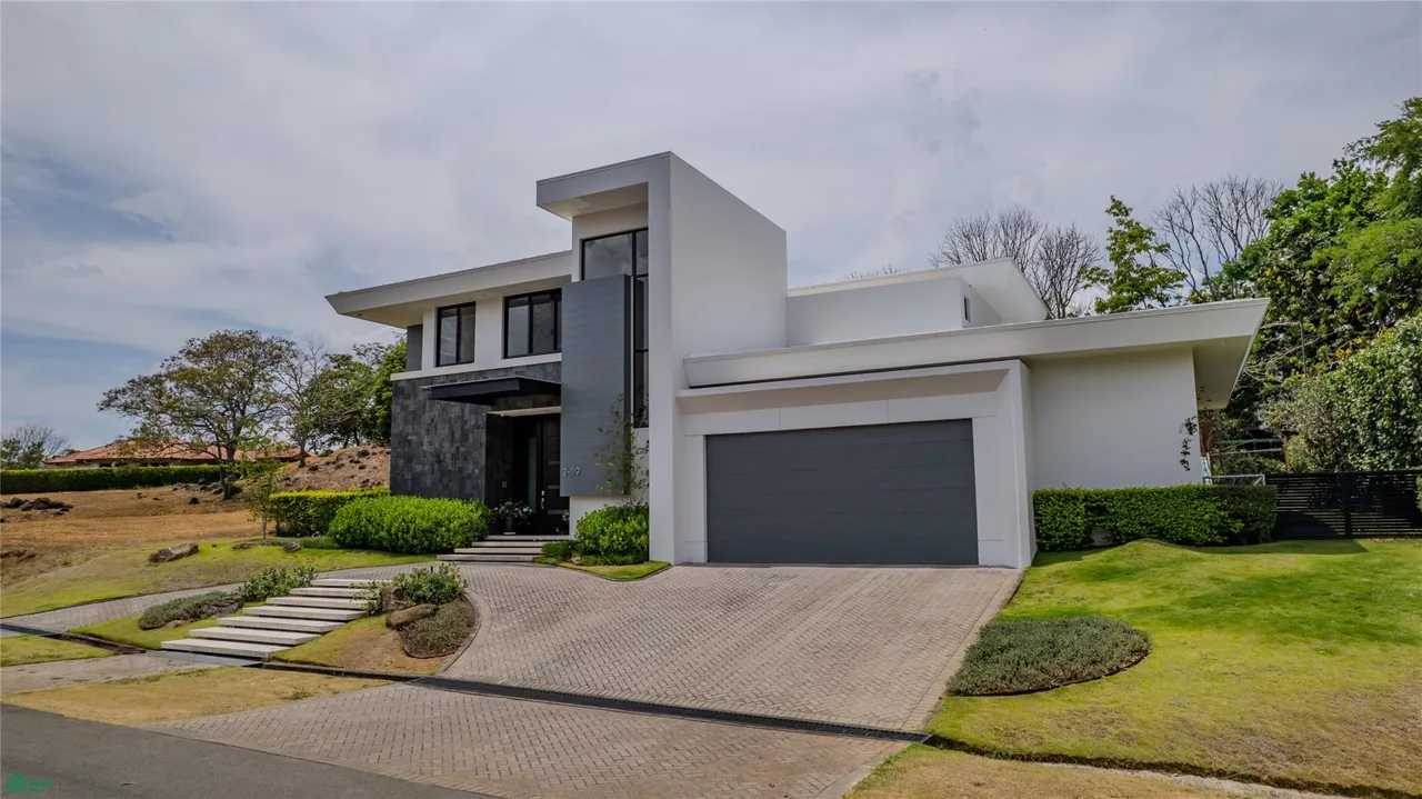 Moderna casa a la Venta en Hacienda Los Reyes, Alajuela.