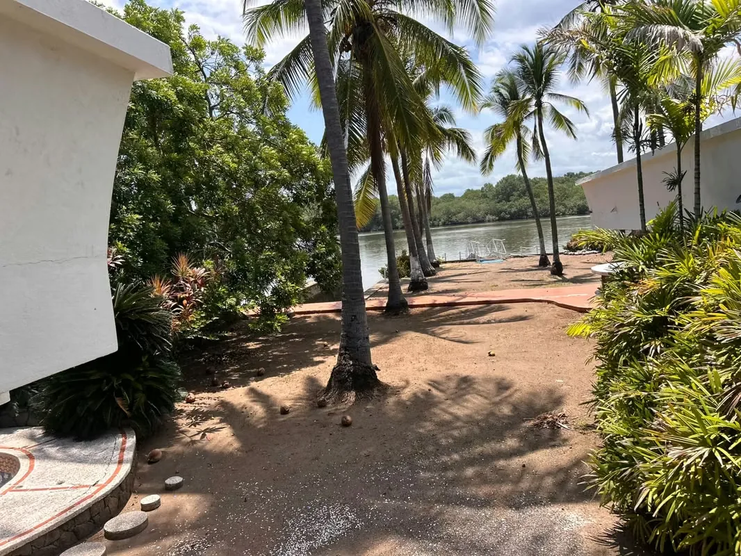 Preciosa casa de dos plantas, de Arquitectura Moderna, para remodelar, con muelle al estero de Puntarenas y muy cerca de Puerto Azul.