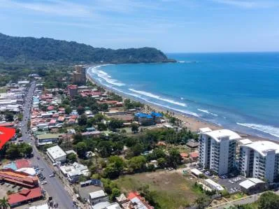 Propiedad Comercial Estratégica con 4 Locales en la Avenida Principal de Jacó