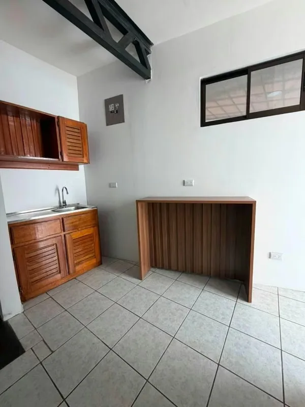 Se alquila apartamento estudio remodelado en Zapote, muy cerca de la Casa Presidencial, la Universidad Veritas y fácil acceso a la UCR. Ubicación céntrica con facilidad de transporte ...