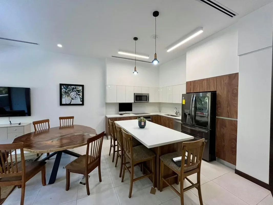Alquilo precioso y muy amplio apartamento en el exclusivo condominio BOSQUES DEL CAFÉ ubicado en el límite entre Guachipelín Norte y Pozos de Santa Ana, estilo moderno, con acabados ...