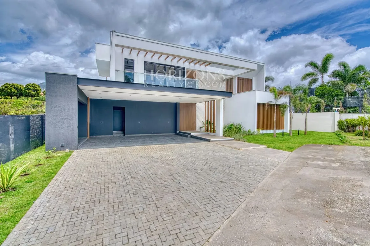 House of Light Casa de Lujo en Venta en Escazú con Piscina Privada y 4 NJA1248