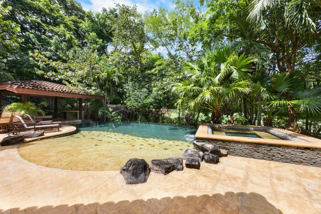 21144N - Prestigiosa residencia en Reserva Conchal con vista al campo del Golf