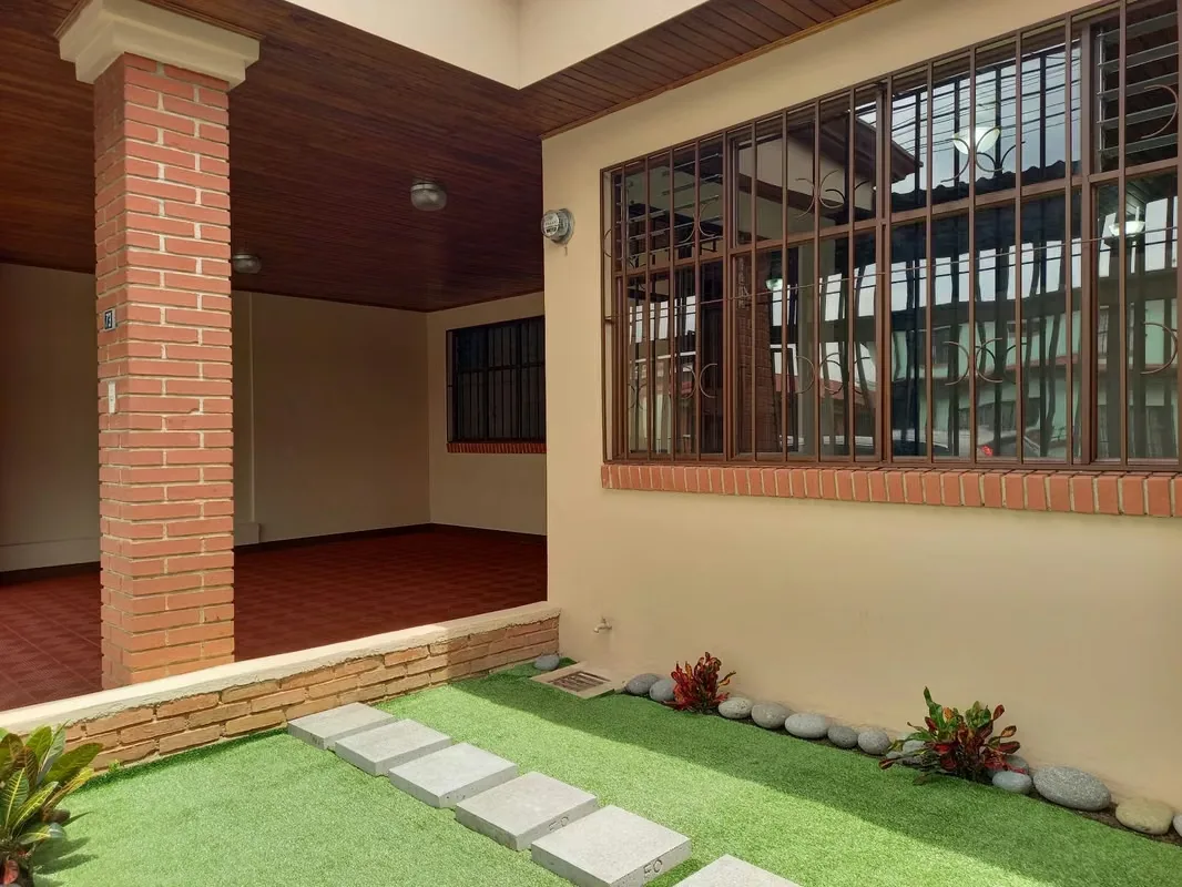 I rent a large one-storey house in Urbanización Lomas del Sol de Curridabat. It consists of 3 bedrooms (master bedroom with own bathroom), office area, 2 full bathrooms, covered garage ...