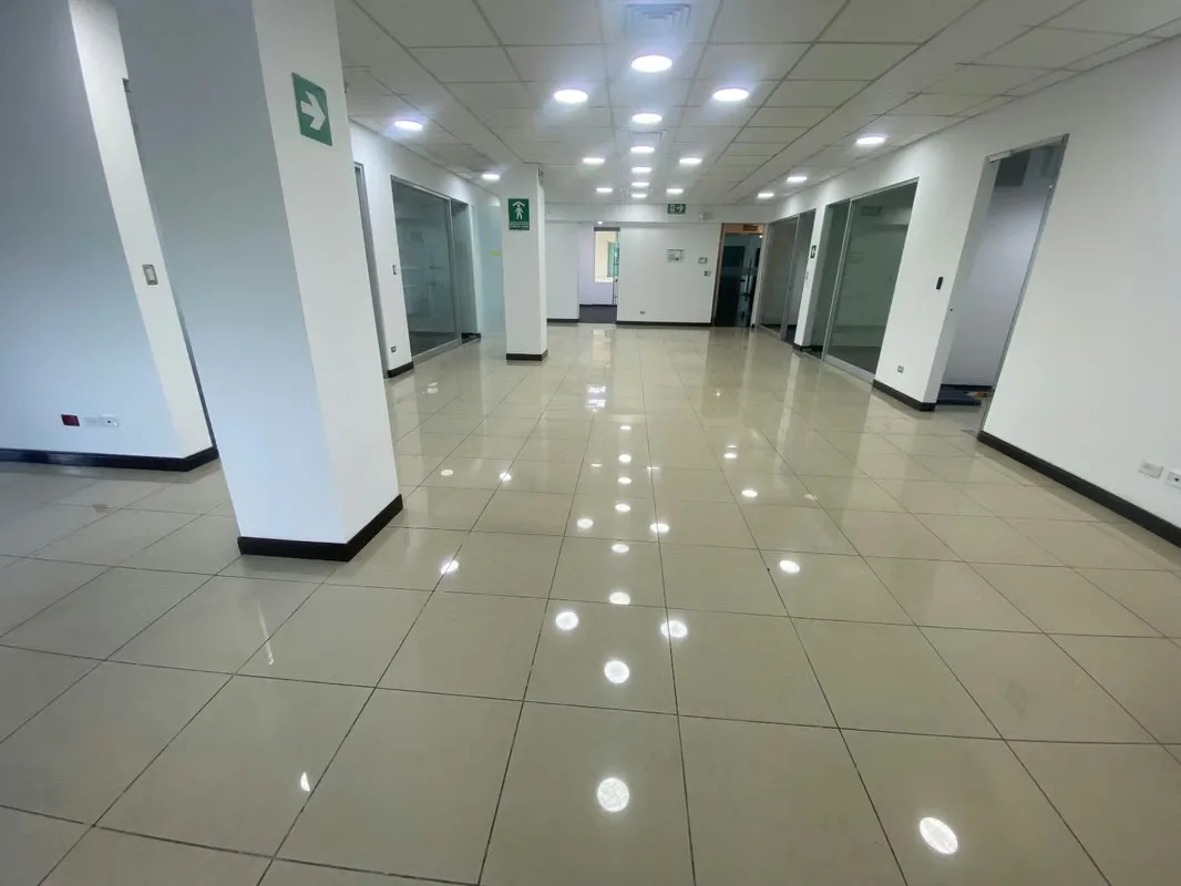 Alquiler de amplia oficina en San Rafael de Escazu. Edificio corporativo