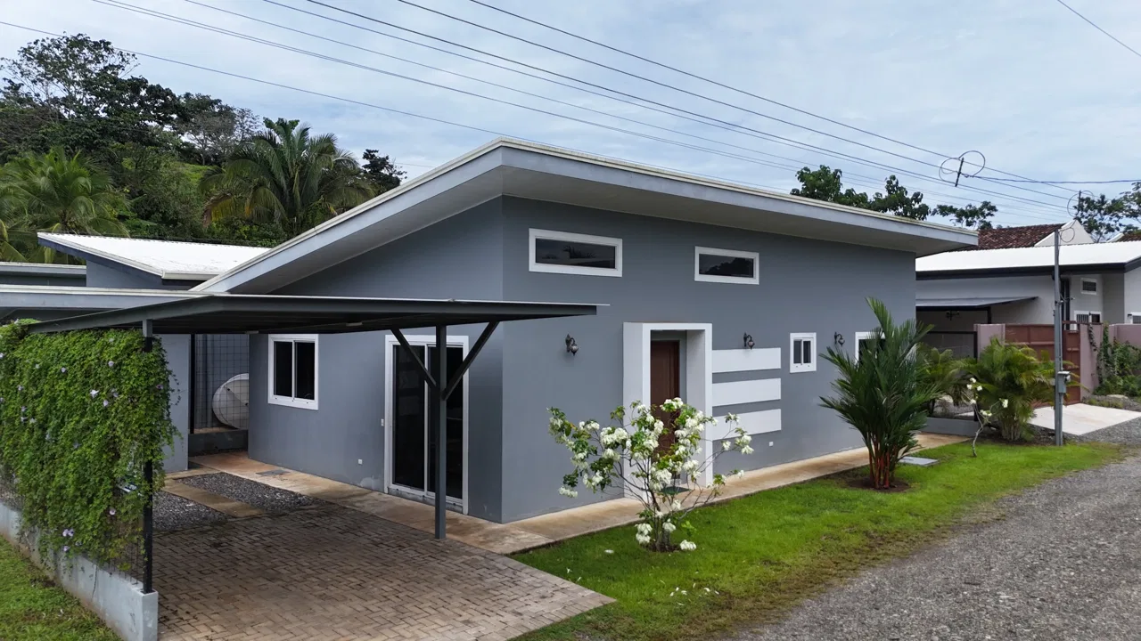 CONTEMPORARY 3-BEDROOM HOUSE IN QUEPOS, NEAR MANUEL ANTONIO AND MARINA PEZ VELA.
