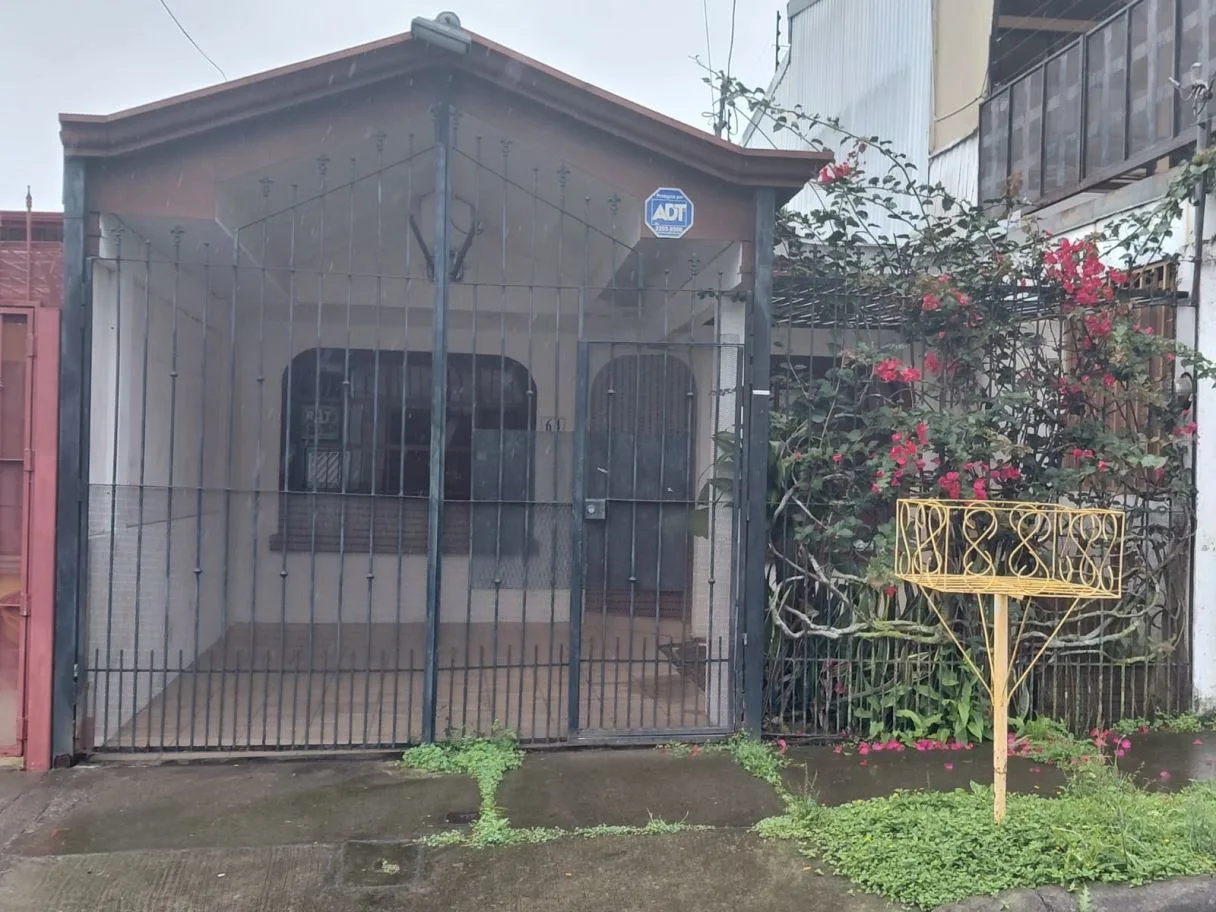 HOUSE FOR SALE IN IPÍS DE GUADALUPE - ONE FLOOR