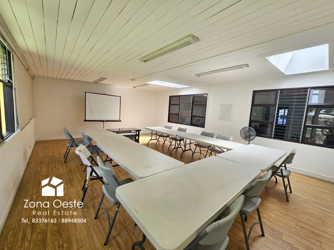Zona Oeste Real Estate le ofrece en alquiler amplio espacio para oficinas, con uso de suelo mixto, con ubicación inmejorable, detrás de Canal 7.