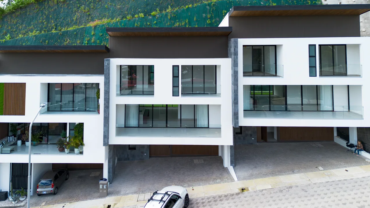 Casa de 4 Habitaciones en Alquiler en Condominio Santa Ana Boulevard, Lindora